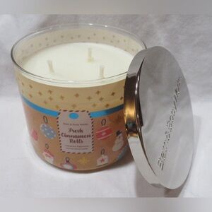 New Bath & Body Works 3 wick Fresh Cinnamon rolls Candle